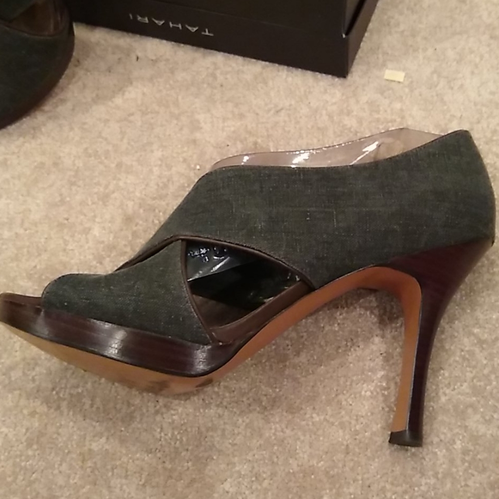Tahari denim and leather heels, peep toe, blue, black, brown - Picture 4 of 11